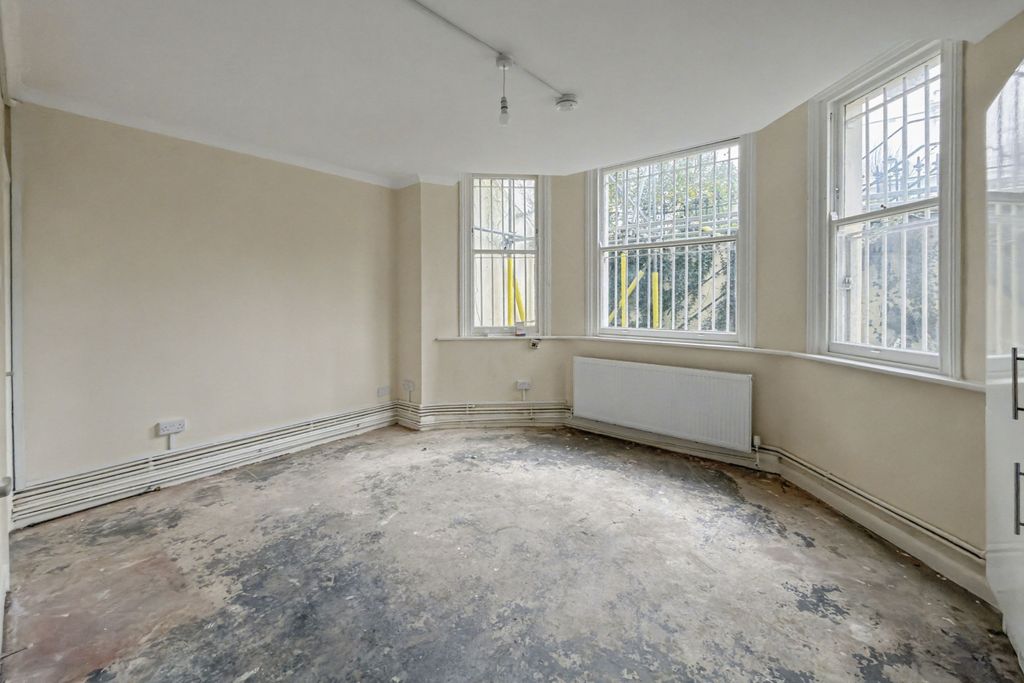 Property photo 2 of 10 Flat 1, 21 Pembridge Square, Notting Hill, London, W2 4Dp