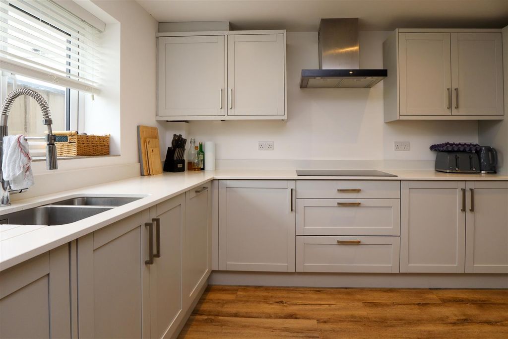 Property photo 3 of 17 Kitchen Area