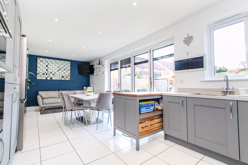 Property photo 2 of 28 Kitchen/Diner/Family (4)