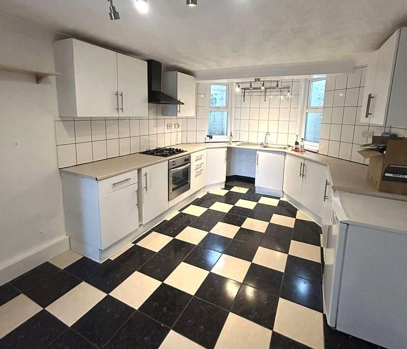 Property photo 3 of 6 Kitchen