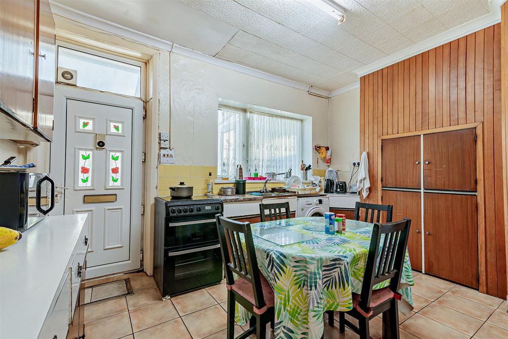 Property photo 3 of 10 8683202-Interior11-800.Jpg