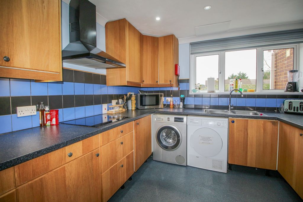 Property photo 3 of 10 Kitchen