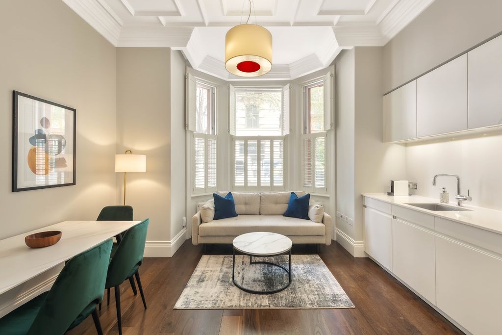 Property photo 1 of 9 Lower Sloane Street