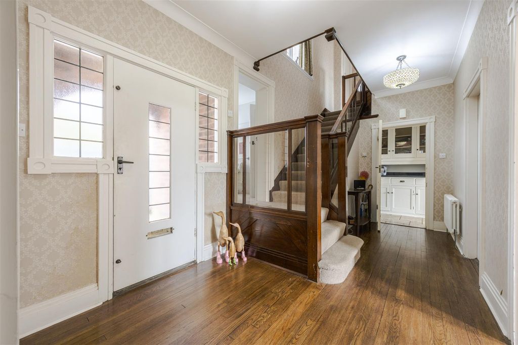 Property photo 3 of 22 Entrance Hall