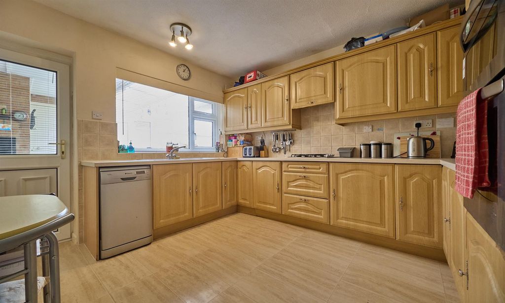 Property photo 3 of 17 Kitchen