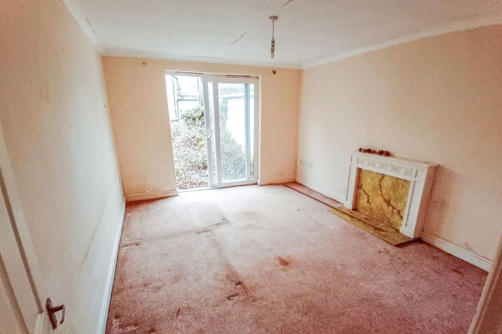 Property photo 2 of 13 The Porter's Lodge, Queen's Court, Queen's Road, Cheltenham, Gl50 2Lu