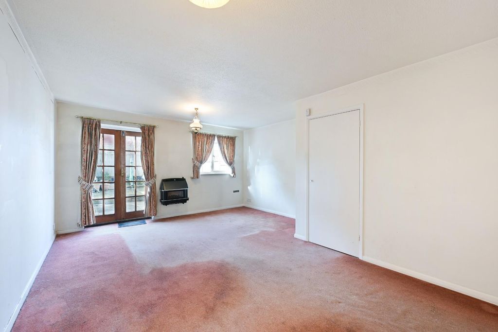 Property photo 2 of 15 Middle Close