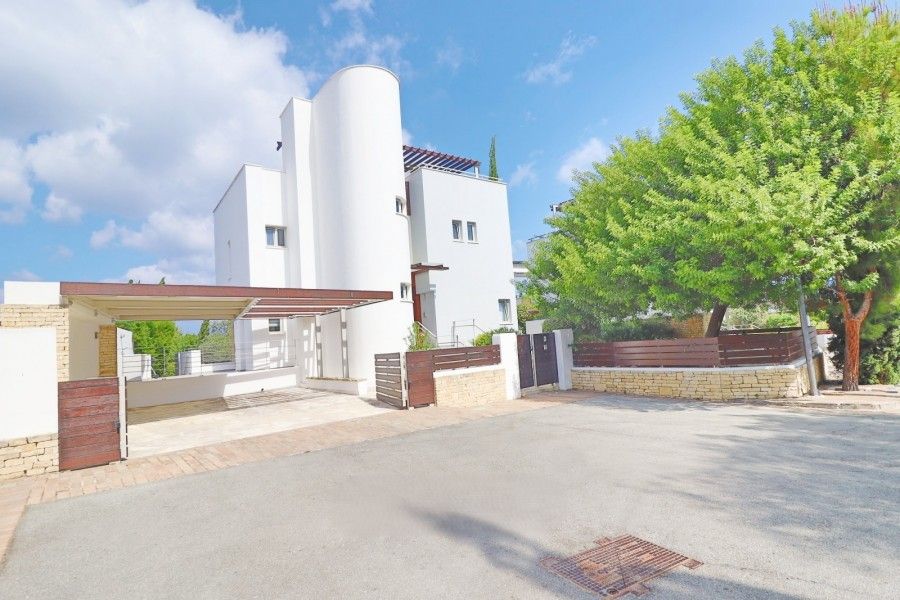 Property photo 1 of 40