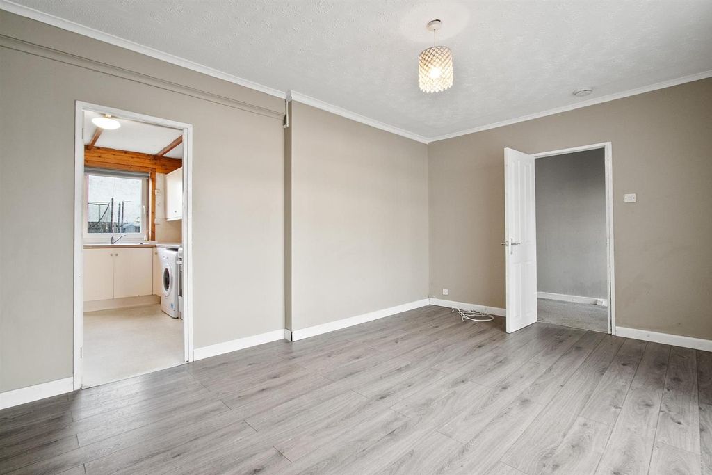 Additional image 8 of 3 bed flat for saleRussell Drive Alexandria G83