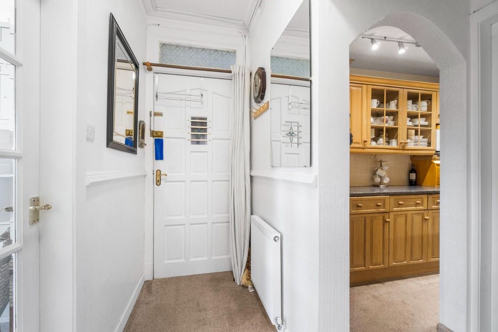 Property photo 3 of 13 3_Fort Street Flat Gr 8 (10).Jpg