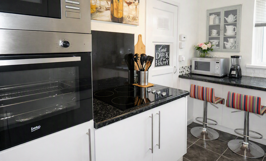 Property photo 3 of 12 Kitchen