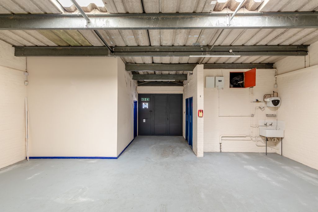 Property photo 3 of 13 8693986-Interior02-v2-800