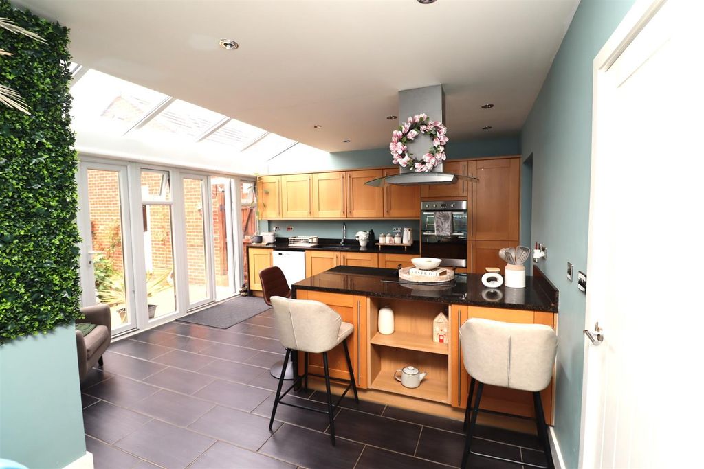 Property photo 3 of 16 Breakfast Bar.Jpg