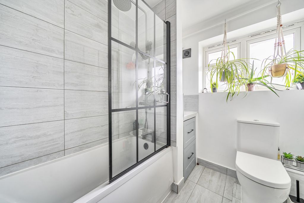 Property photo 3 of 11 1408112-15-698497...