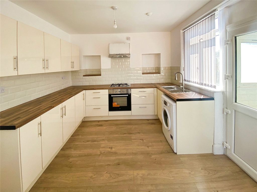 Property photo 3 of 7 Kitchen