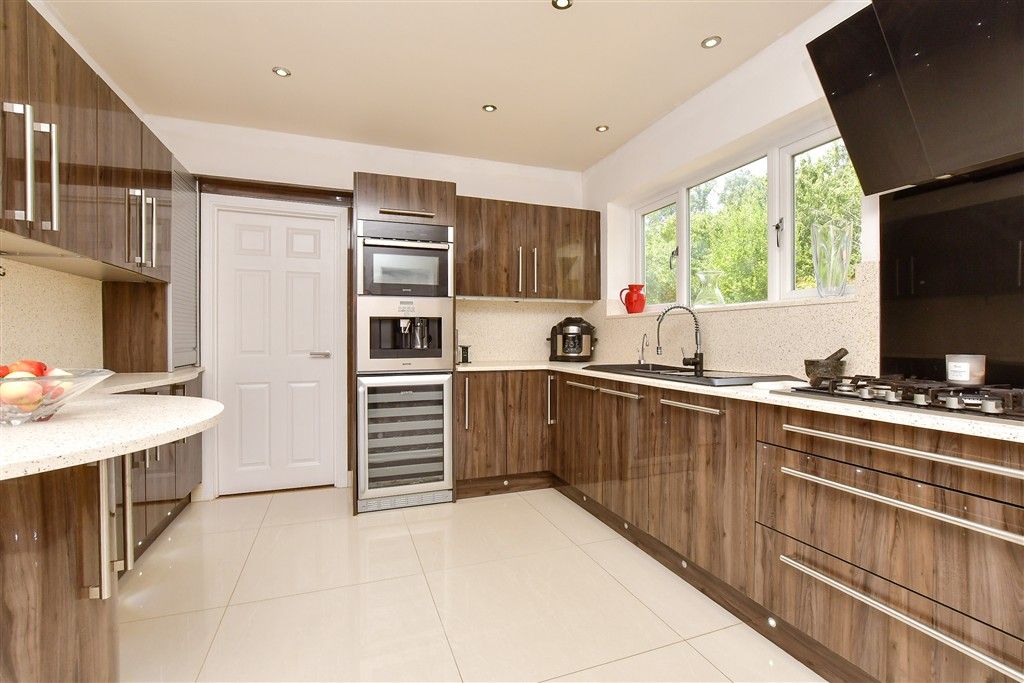 Property photo 3 of 18 Kitchen
