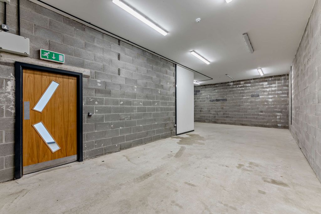 Property photo 3 of 21 8666409-Interior01-800