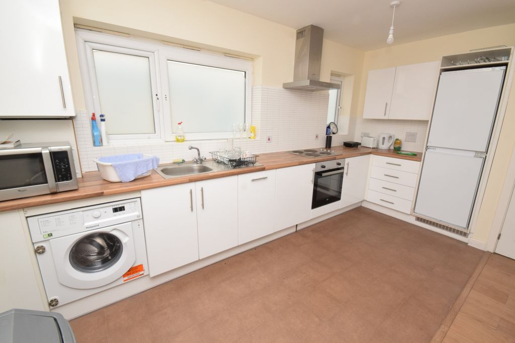 Property photo 2 of 10 Kitchen