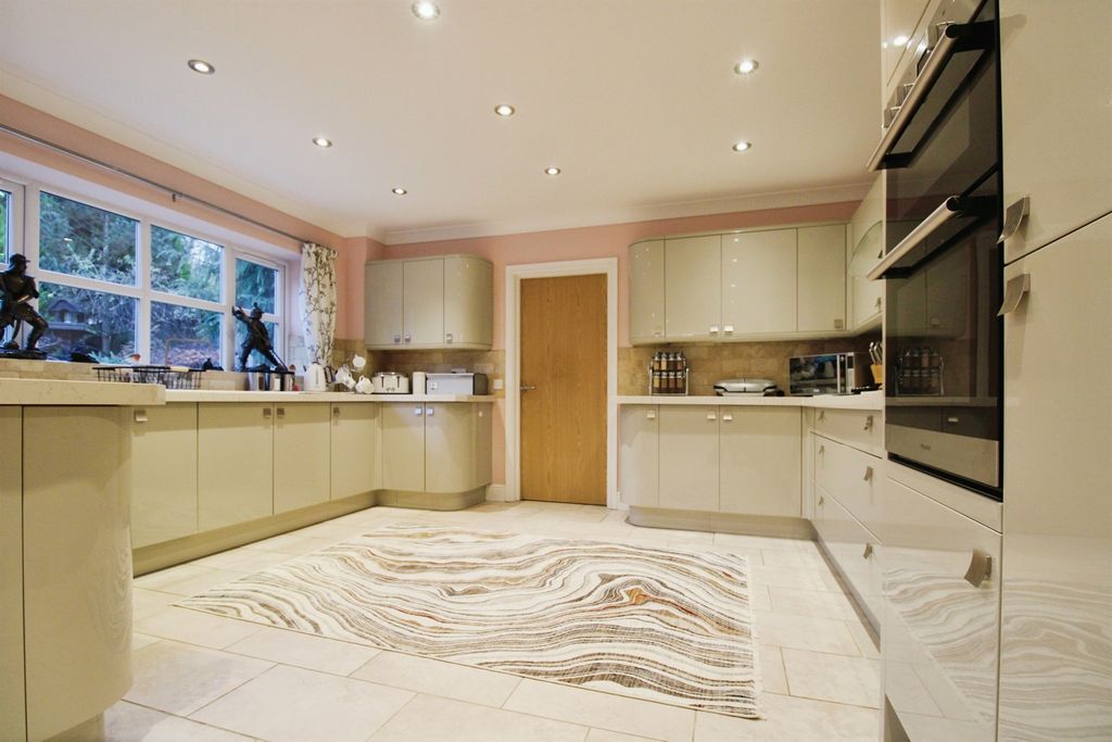 Property photo 3 of 34