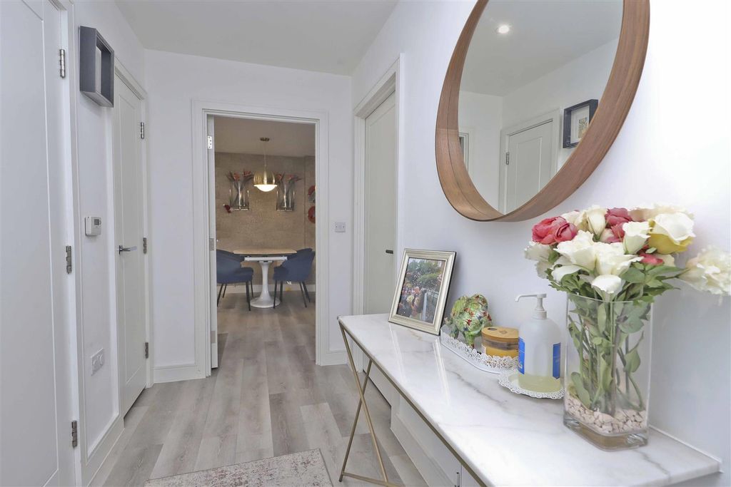 Property photo 2 of 11 Hallway