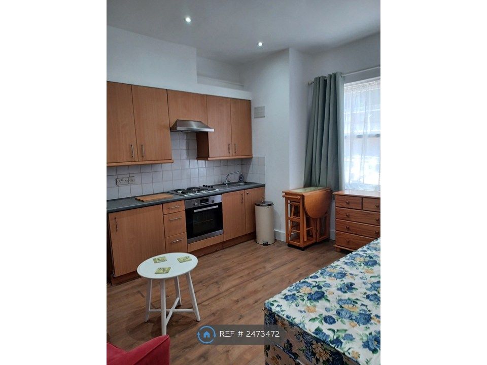 Property photo 2 of 13 Room 6 Bedsit