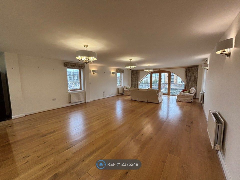 Property photo 3 of 14 Living Area