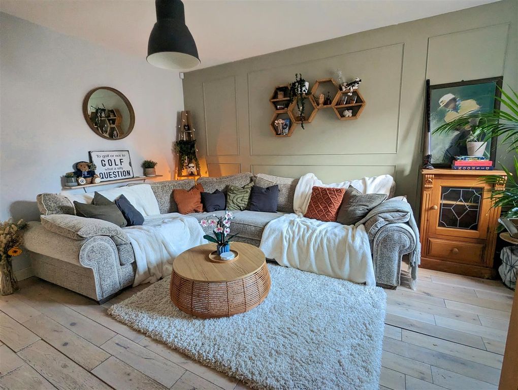 Property photo 3 of 13 Lounge