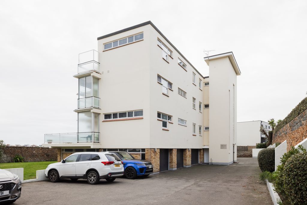 Property photo 2 of 20