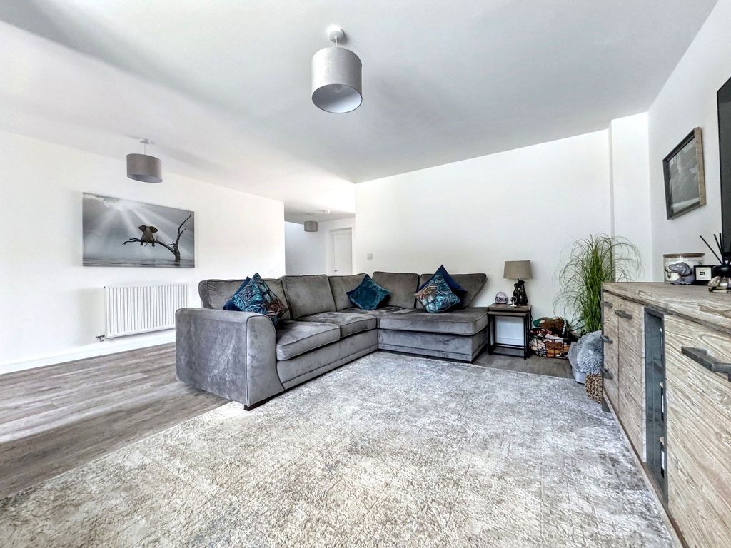 Property photo 2 of 32