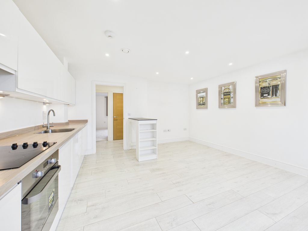 Property photo 2 of 11 Cam02119G0-Pr0510-Still016