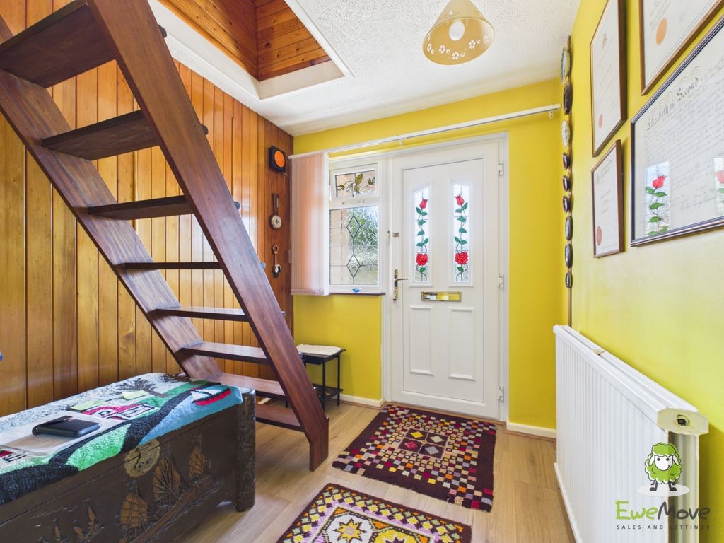 Property photo 2 of 17 Ewemove Estate Agents Basingstoke - Brackley Way