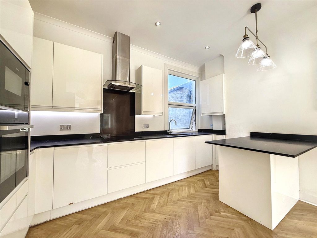 Property photo 1 of 16 Picture No. 11