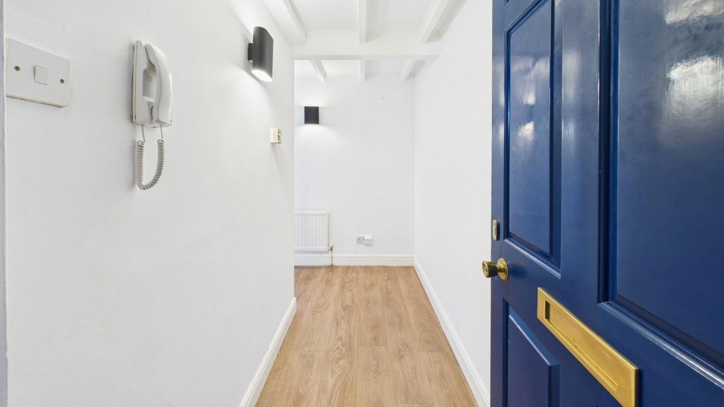 Property photo 2 of 16 Entrance Hall