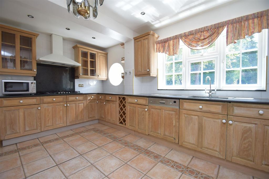 Property photo 3 of 16 Kitchen