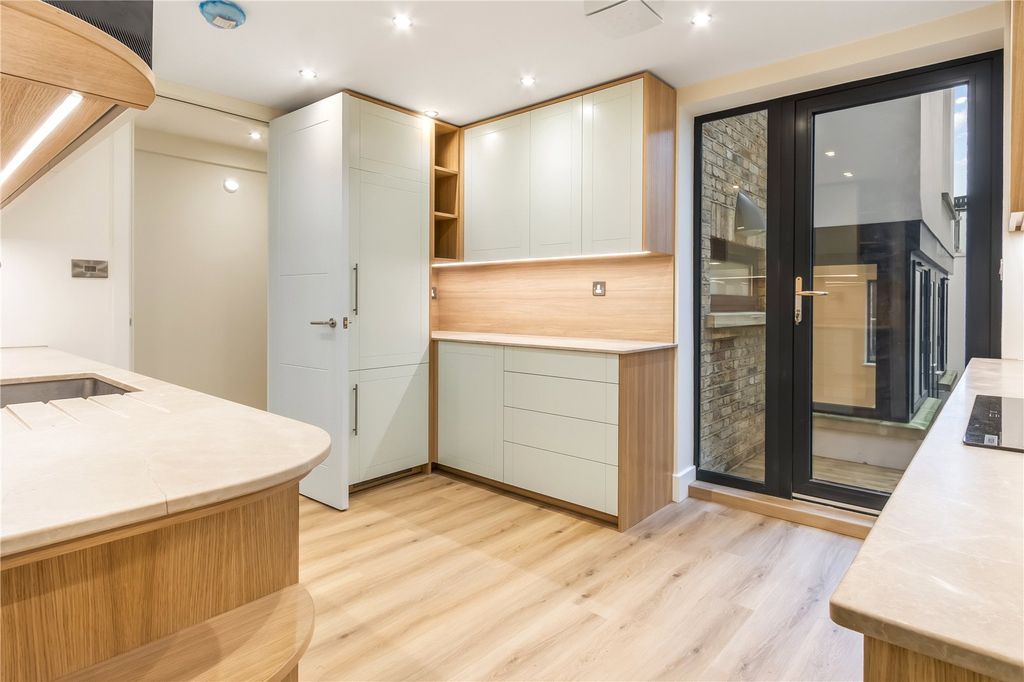 Property photo 1 of 16 Picture No. 13