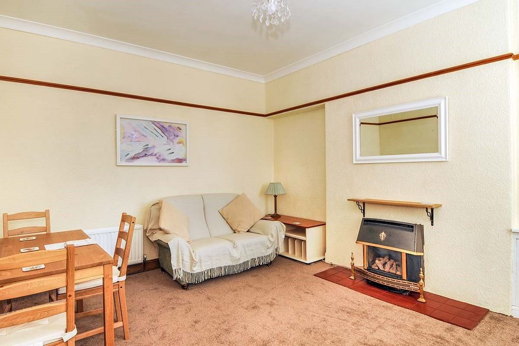 Property photo 3 of 6 Lounge