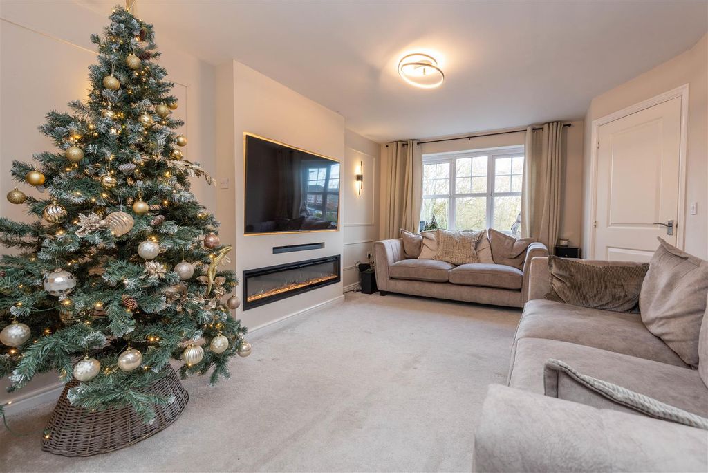 Property photo 3 of 21 Lounge