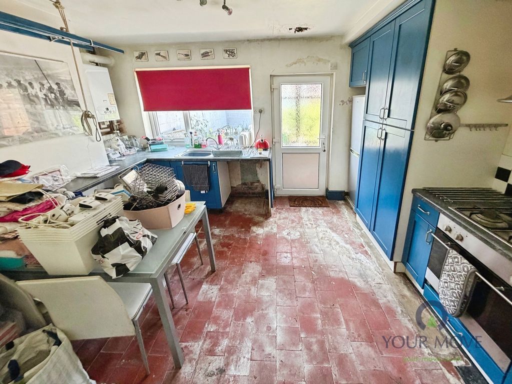Property photo 3 of 8 Kitchen