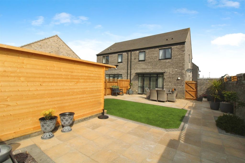 Property photo 1 of 28 Gardens