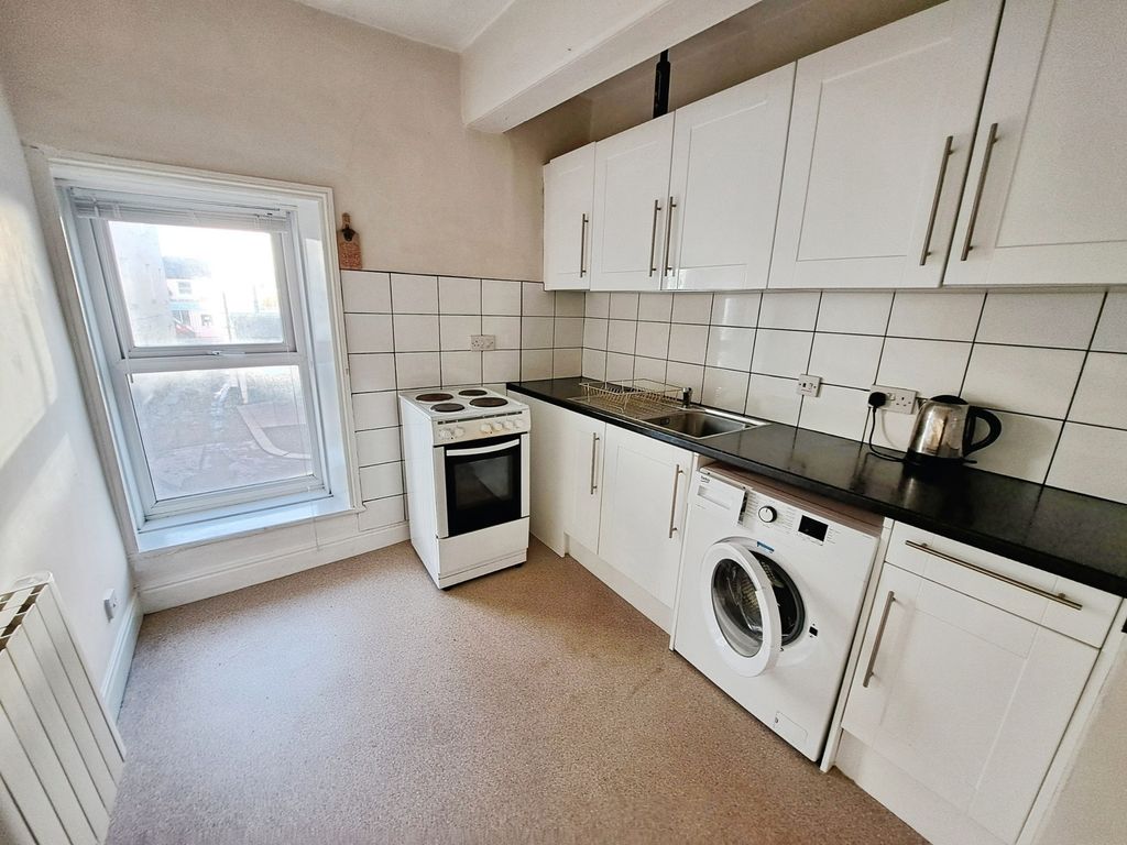 Property photo 3 of 9 Kitchen