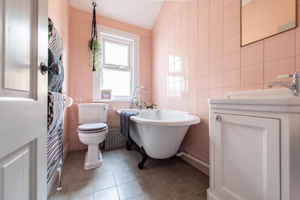 Property photo 3 of 11 Bathroom