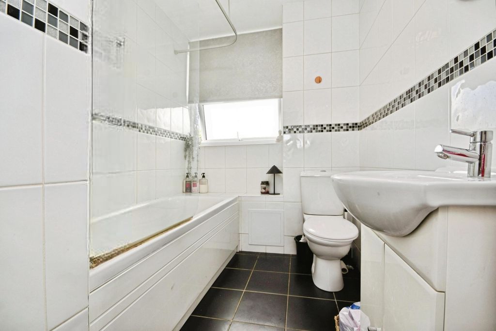 Additional image 13 of 2 bed flat for saleTower Hill, Brentwood CM14