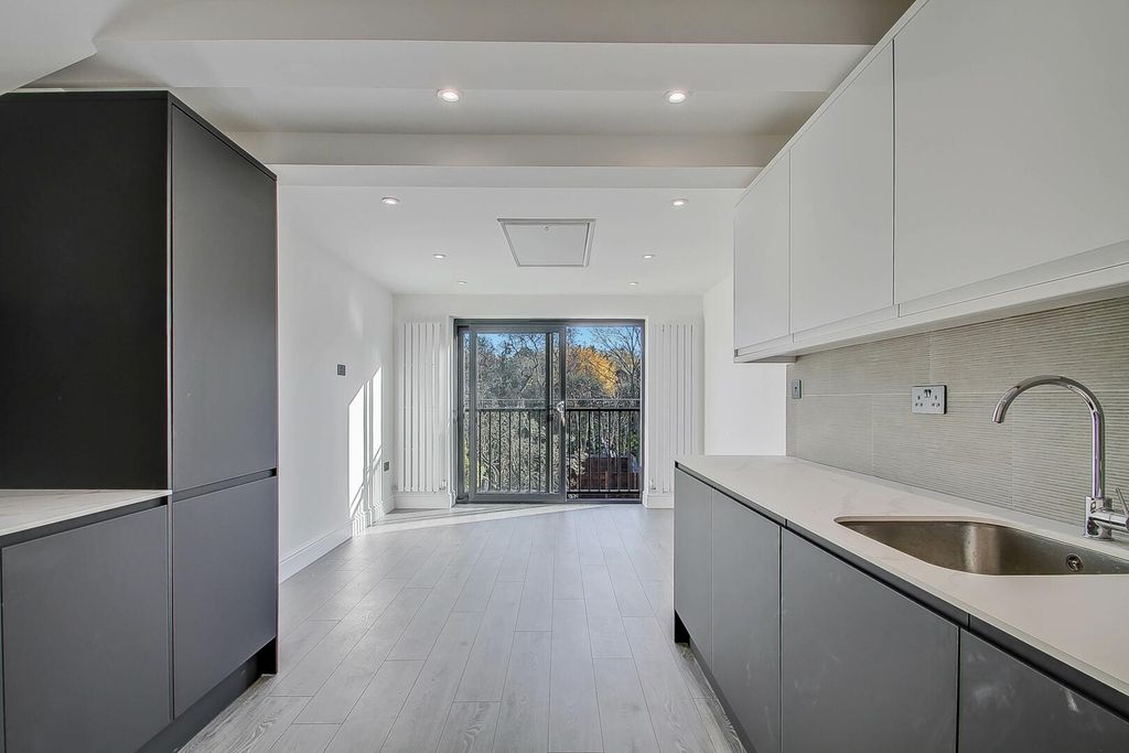 Property photo 3 of 17 Kitchen