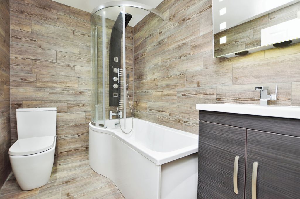 Property photo 2 of 14 Bathroom