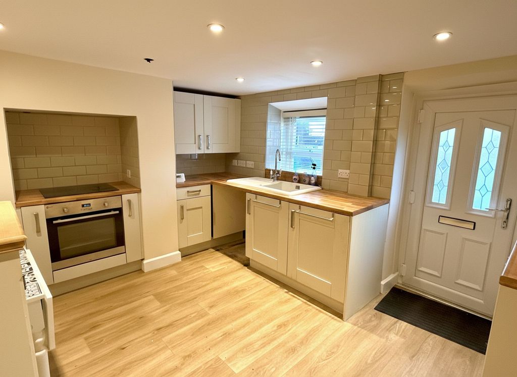 Property photo 2 of 10 Kitchen