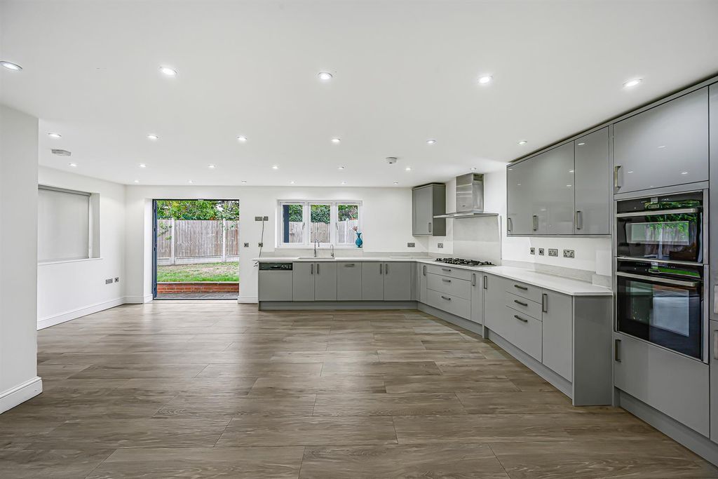Property photo 2 of 21 12 Steele Rd N17-6.Jpg