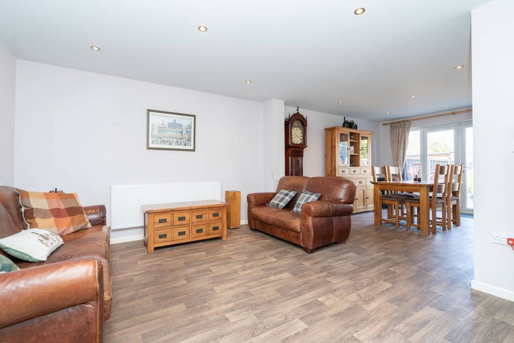 Property photo 3 of 32