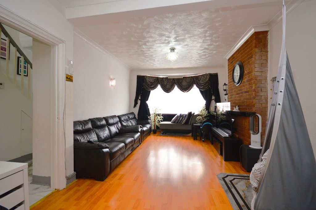 Property photo 1 of 11 3 Bedroom House To Rent