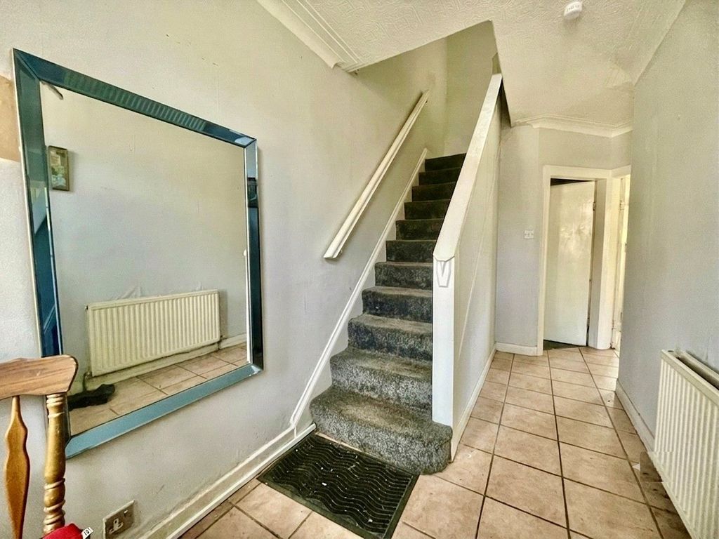 Property photo 2 of 11 Hallway