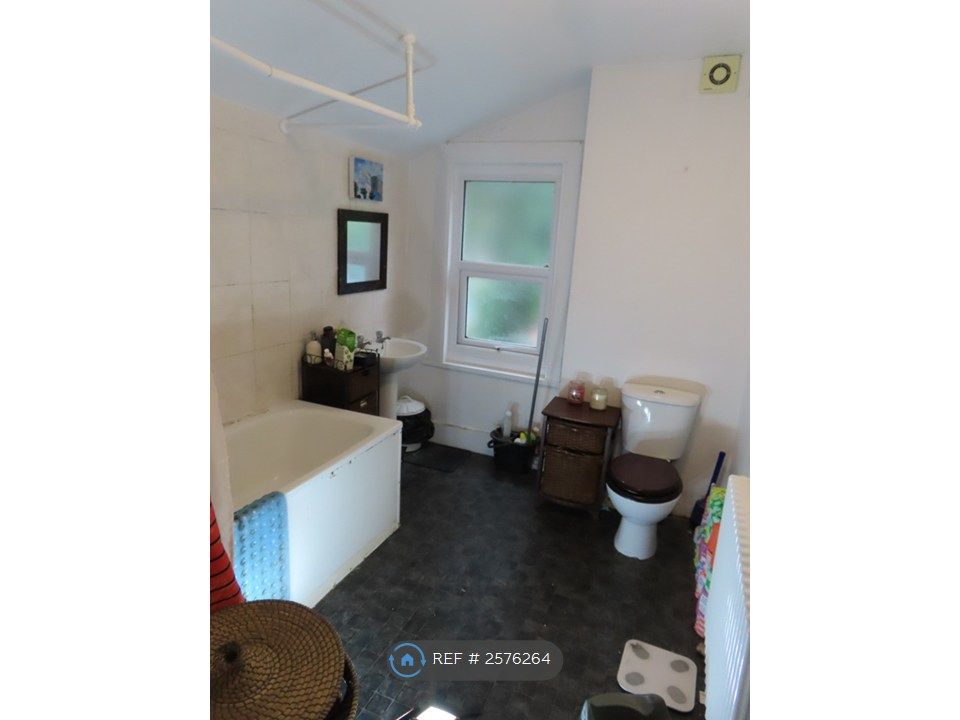 Property photo 2 of 7 Bathroom